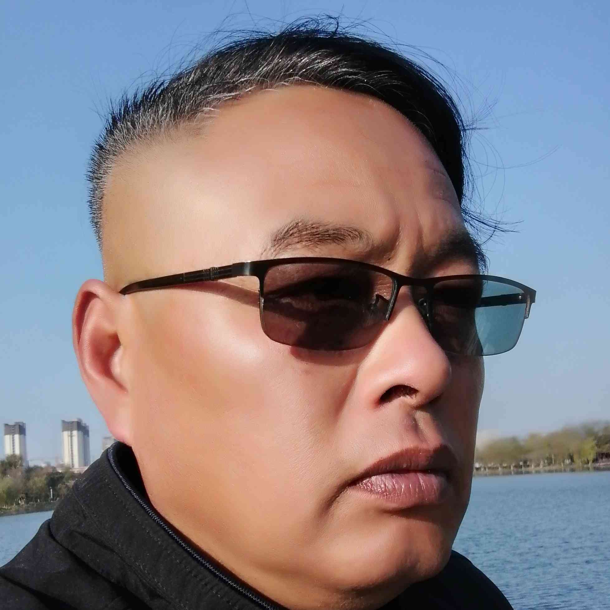 我姓余，依呜余