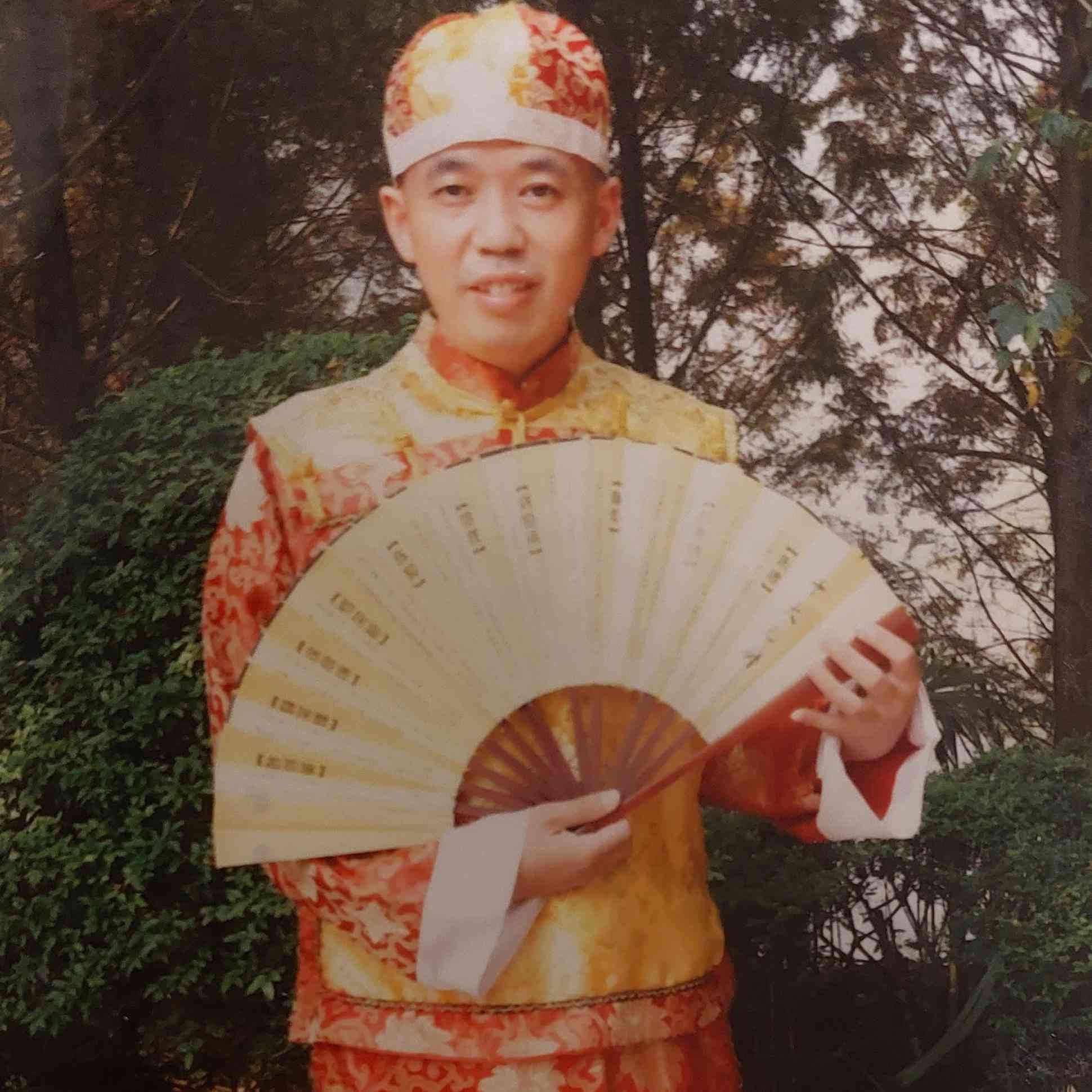 一个人走在孤独的路上